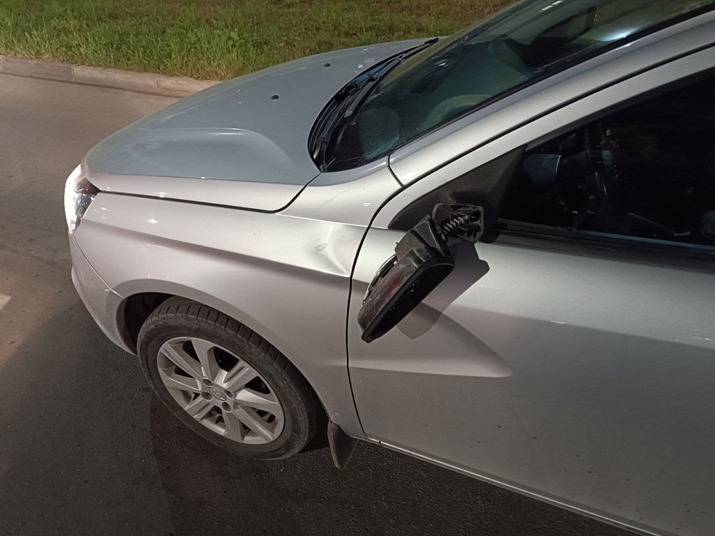 В Дзержинске подросток на питбайке двигался на заднем колесе, врезался в автомобиль и скрылся