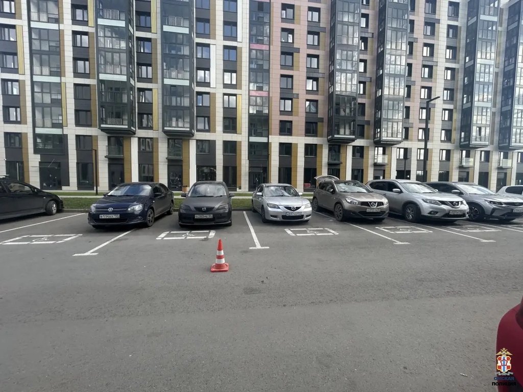 «Выбежал на дорогу из-за припаркованных машин»: ребенок попал под колеса авто в Омске