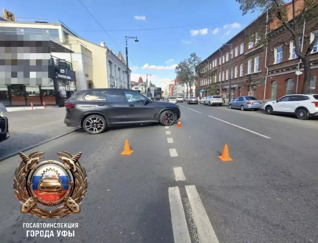 В Уфе самокатчик столкнулся с автомобилем, который выезжал со стоянки