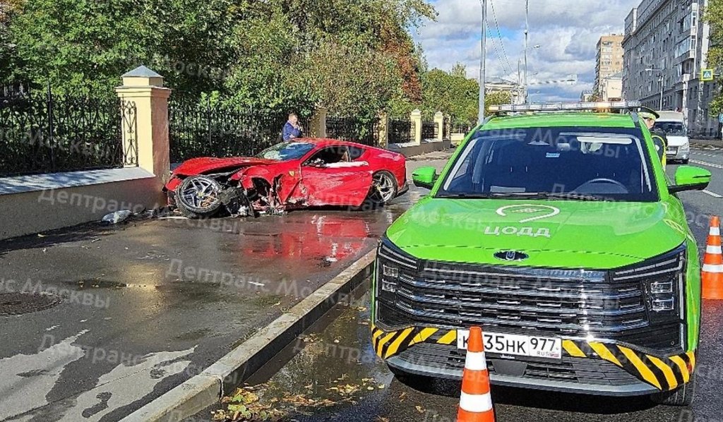 Момент ДТП с Ferrari в центре Москвы попал на видео