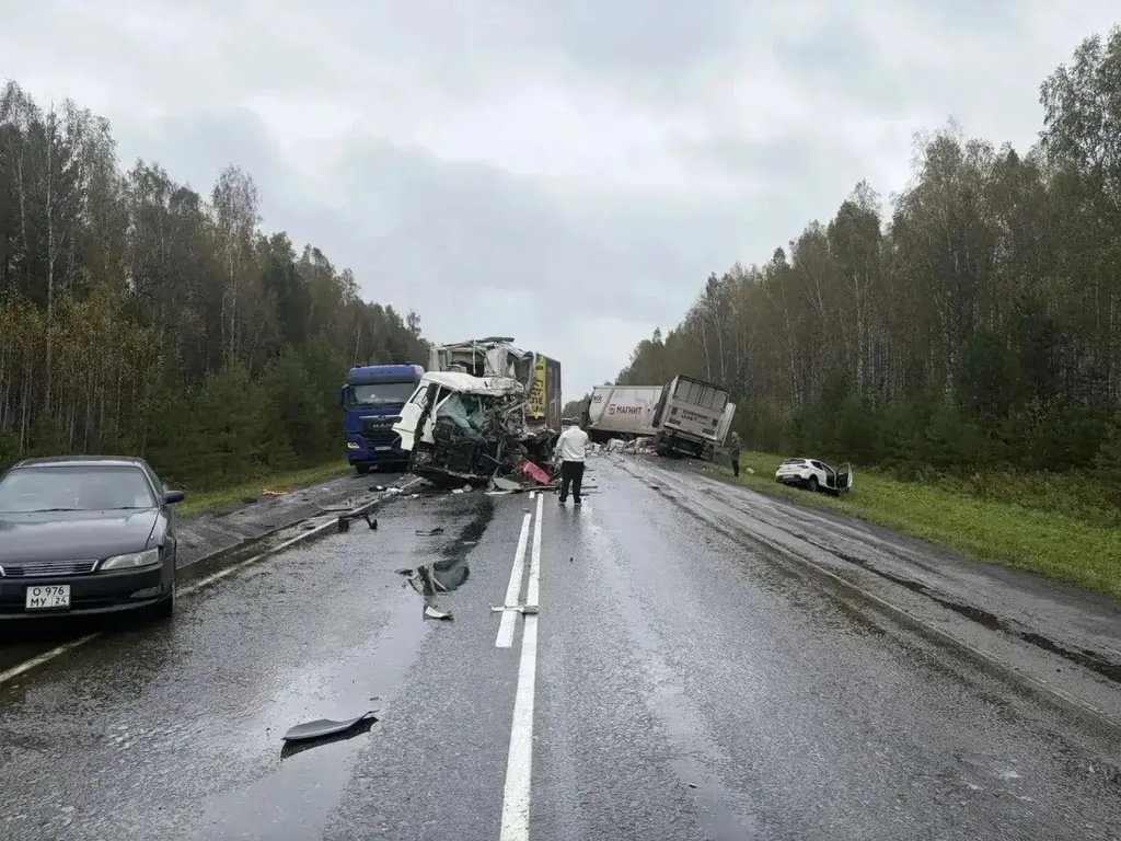 Два человека погибли в массовом ДТП на трассе «Сибирь» в Красноярском крае