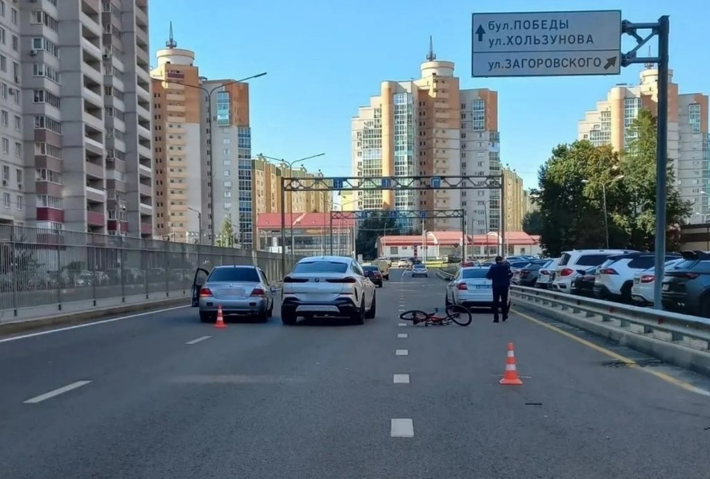 Mitsubishi Lancer сбил велосипедиста на пешеходном переходе в Воронеже