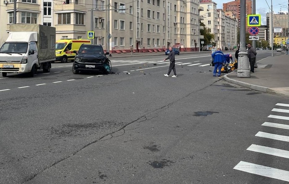 Мотоцикл и автомобиль столкнулись на 1-й Дубровской улице в Москве: пострадали двое