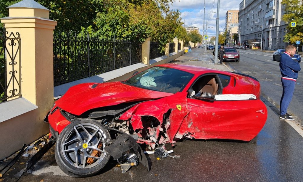 Момент ДТП с Ferrari в центре Москвы попал на видео