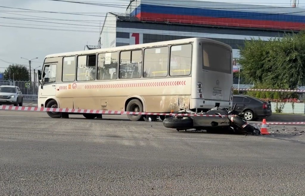 «Выполнял разворот»: 34-летний мотоциклист погиб в ДТП с автобусом в Красноярске