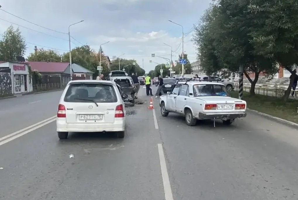 В объектив видеорегистратора попал момент столкновения сразу пяти легковых автомобилей в Омске