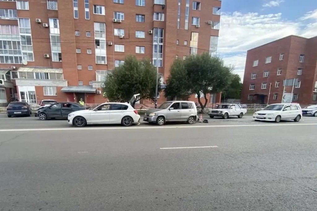 В объектив видеорегистратора попал момент столкновения сразу пяти легковых автомобилей в Омске