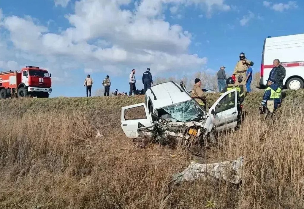 «Лада» и Skoda столкнулись в Оренбургской области: погибли три человека