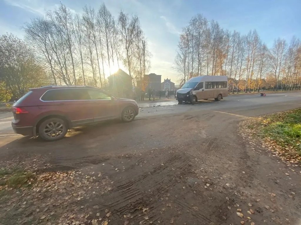 В Воткинске женщина на «Тигуане» не уступила дорогу микроавтобусу
