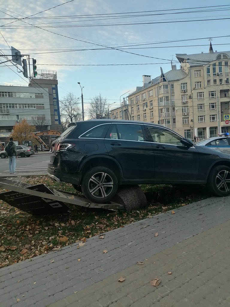 «Мерседес» снёс кофейню в Нижнем Новгороде