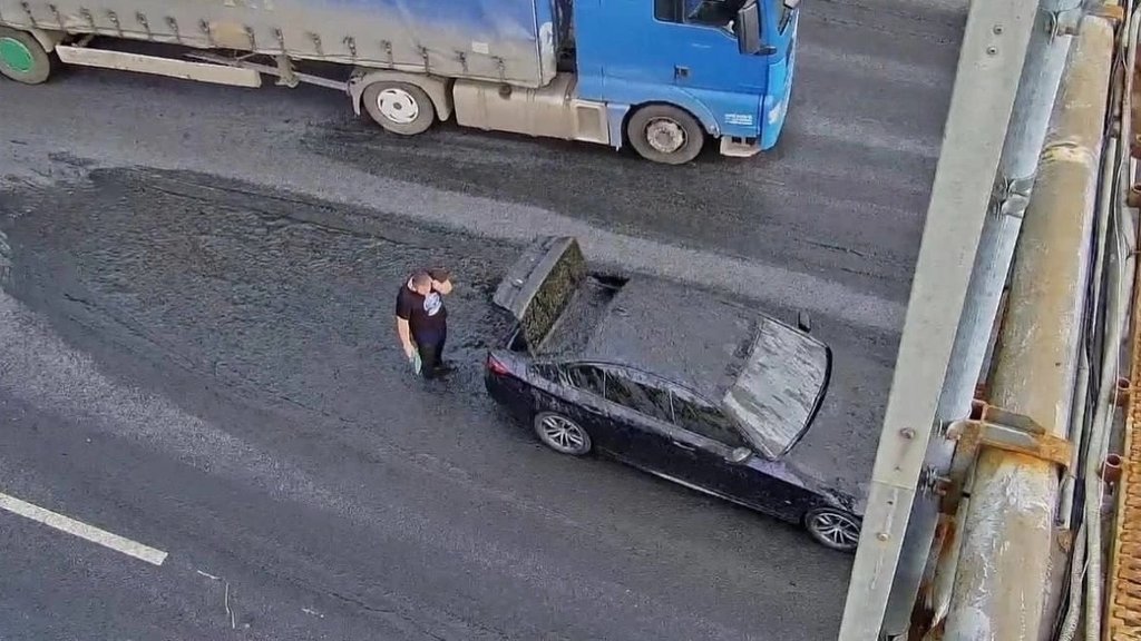 «Битум» выплеснулся на легковые автомобили на МКАД