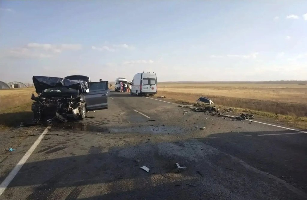 «Лада» и Skoda столкнулись в Оренбургской области: погибли три человека
