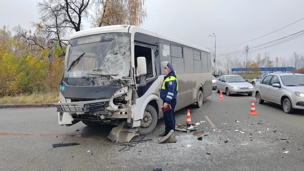 Автобус и грузовой автомобиль столкнулись в Березовском Свердловской области: пострадали 8 человек