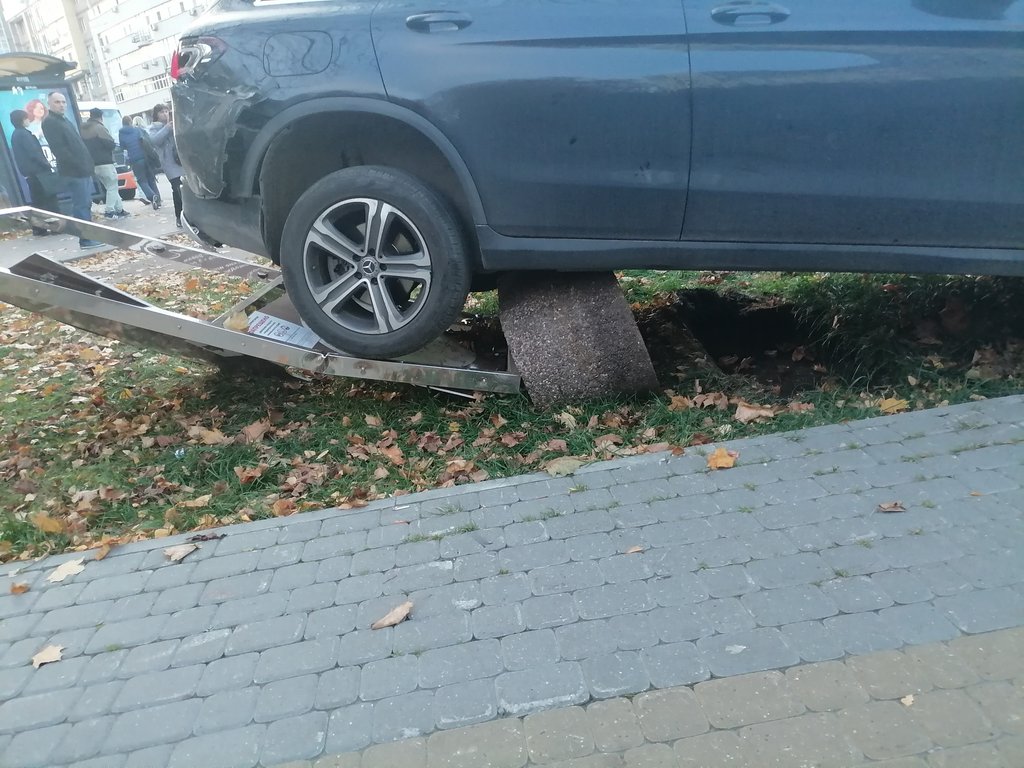 «Мерседес» снёс кофейню в Нижнем Новгороде