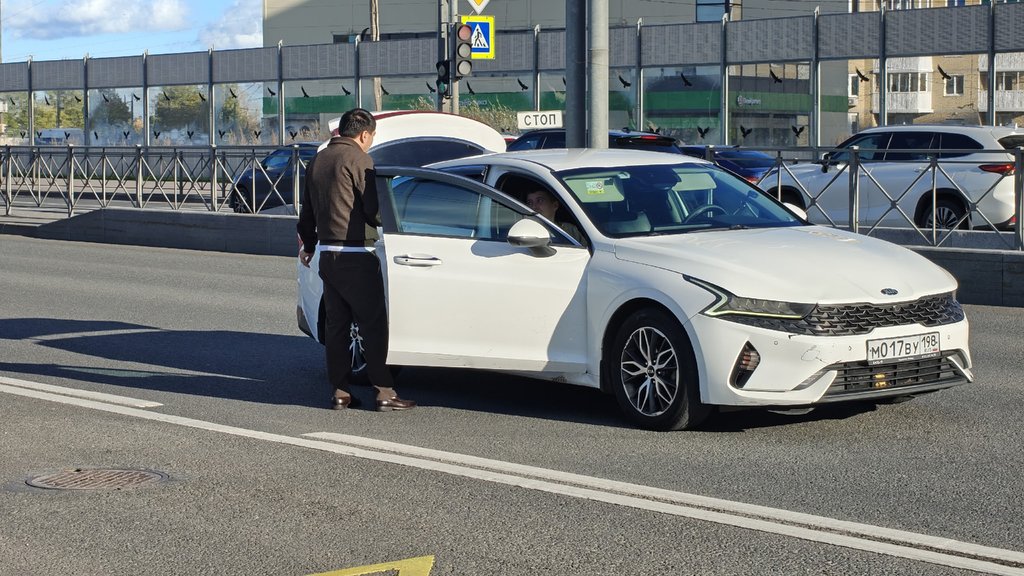 В Красном Селе мотоциклист проехал на красный и столкнулся с автомобилем
