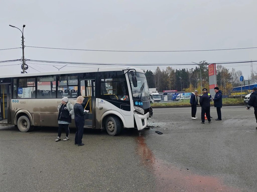 Автобус и грузовой автомобиль столкнулись в Березовском Свердловской области: пострадали 8 человек