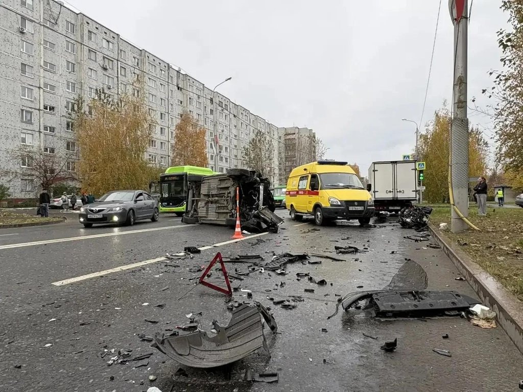 Водитель китайского кроссовера устроил массовое ДТП в Тюмени: погибла женщина