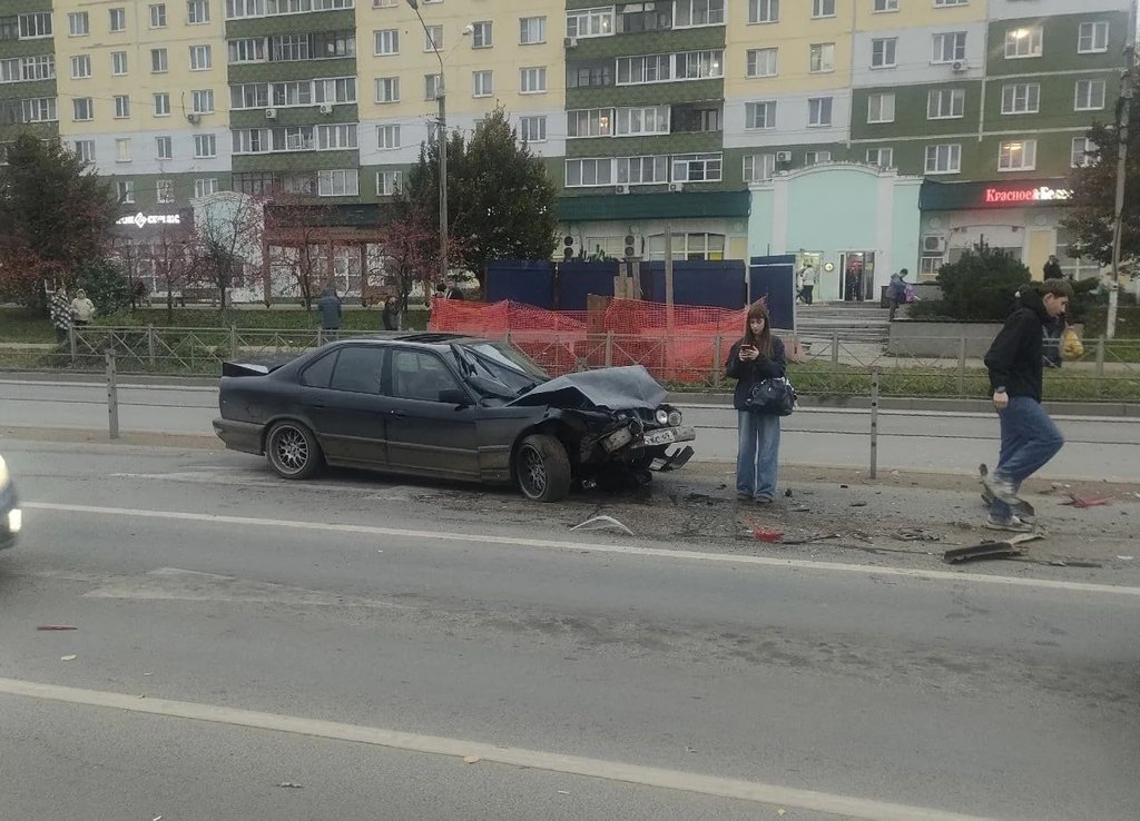 «Перепутал городскую дорогу с гоночной трассой»: лихач на BMW устроил массовое ДТП в подмосковном Дмитрове