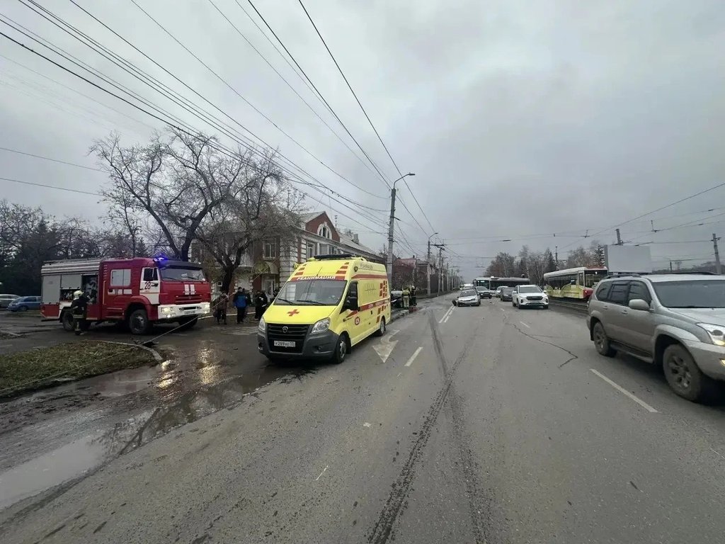 В Омске водитель «Мерседеса» двигался по автобусной полосе и попал в ДТП
