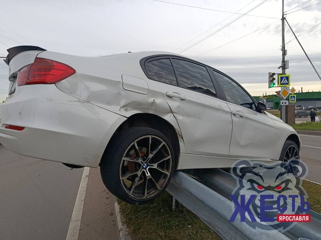 BMW повис на отбойнике в результате тройного ДТП в Тутаеве