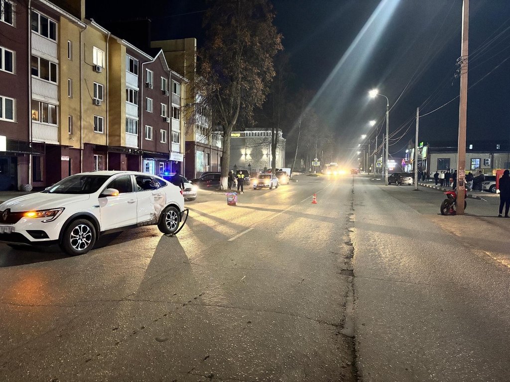 В Воткинске подросток на питбайке попал в ДТП, двигаясь на заднем колесе