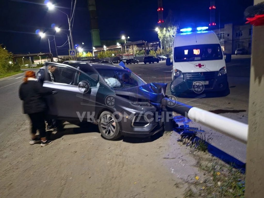 Под Нижним Новгородом водитель кроссовера не вписался в поворот и врезался в ограждение