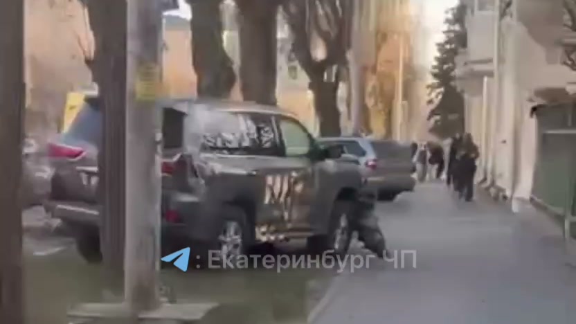 Lexus сбил дерево на Московской в Екатеринбурге