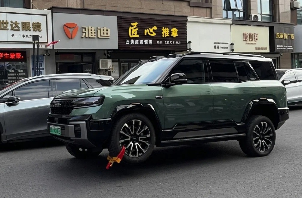Уникальная подвеска BYD помогла водителю уехать с блокиратором колеса