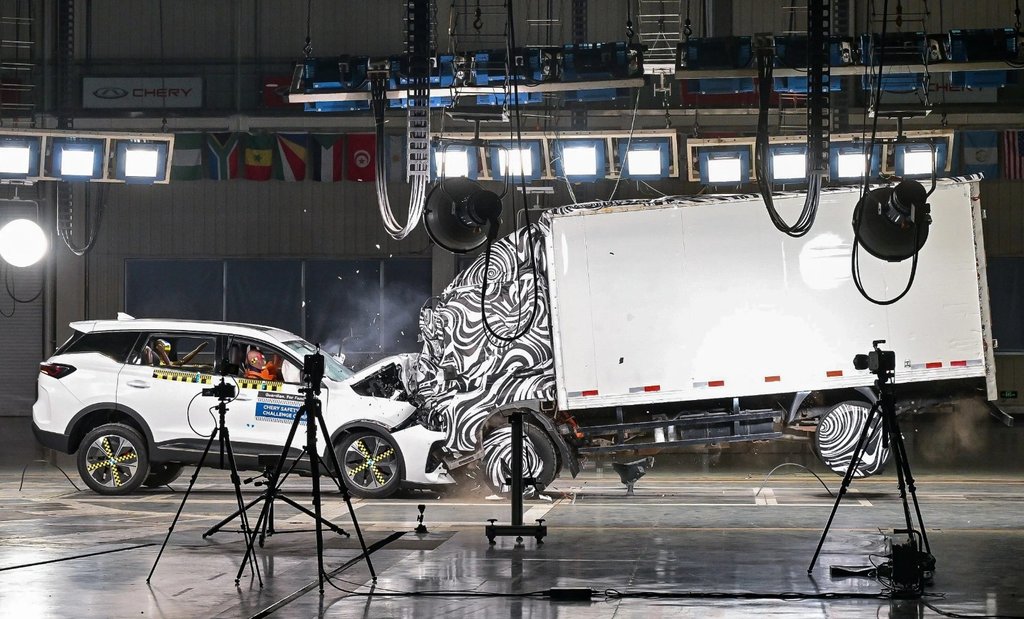 Chery Tiggo 7 проверили на прочность ударом о грузовик