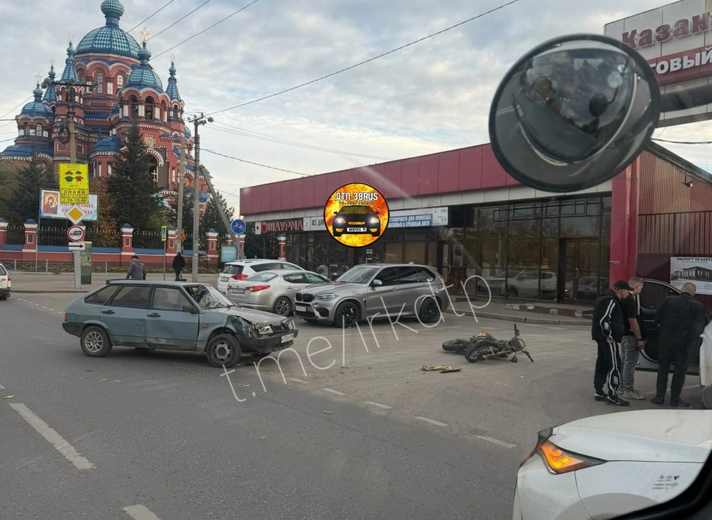 В Иркутске водитель «Лады» пытался через сплошную въехать на парковку и подбил мотоцикл