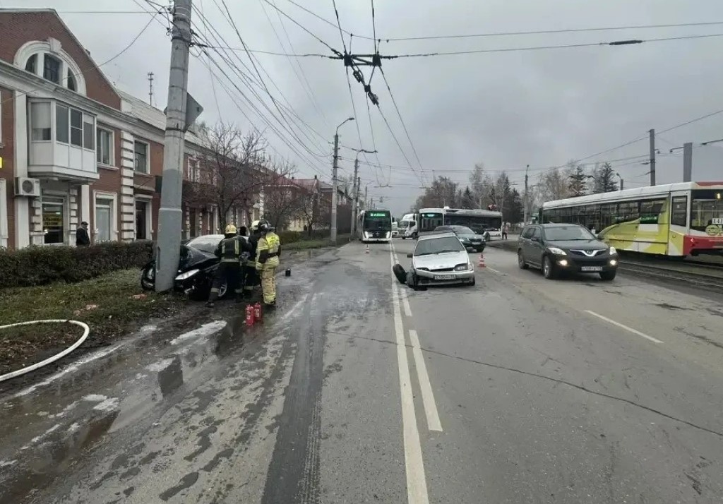 В Омске водитель «Мерседеса» двигался по автобусной полосе и попал в ДТП
