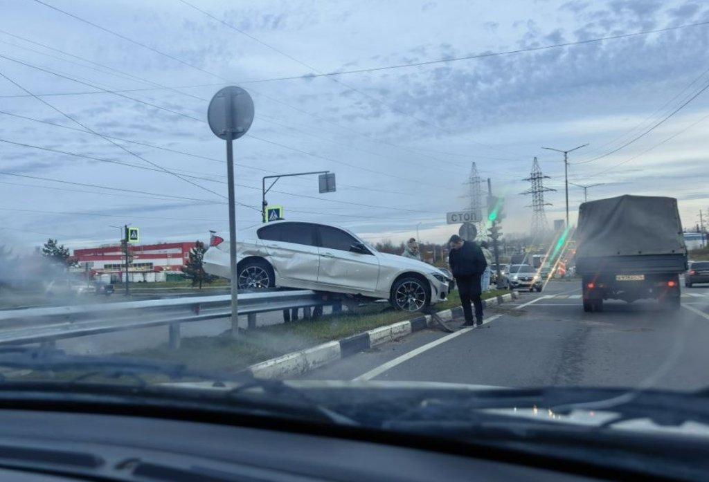 BMW повис на отбойнике в результате тройного ДТП в Тутаеве