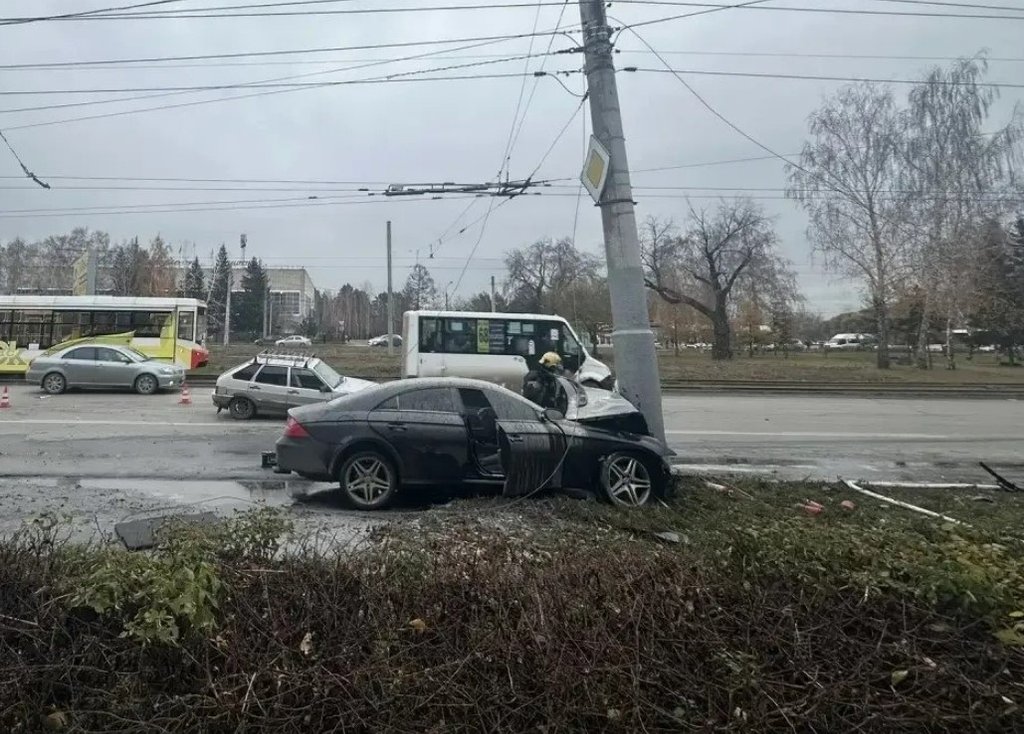 В Омске водитель «Мерседеса» двигался по автобусной полосе и попал в ДТП