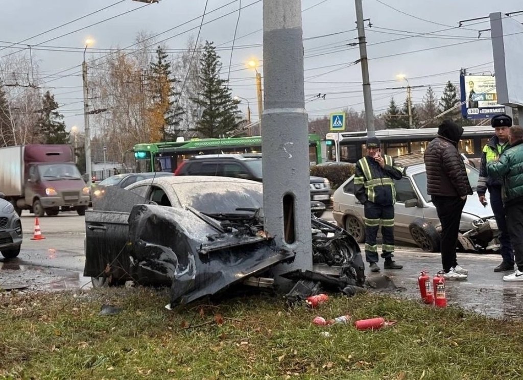 В Омске водитель «Мерседеса» двигался по автобусной полосе и попал в ДТП