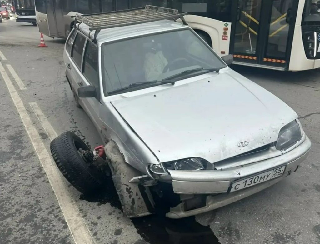 В Омске водитель «Мерседеса» двигался по автобусной полосе и попал в ДТП